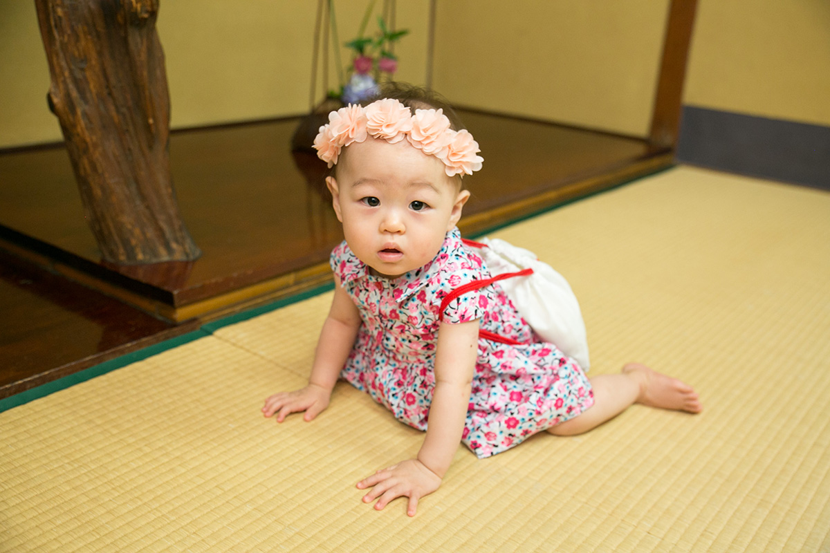 1歳を祝う初誕生の慣習「一升餅」と「選び取り」の由来をご紹介