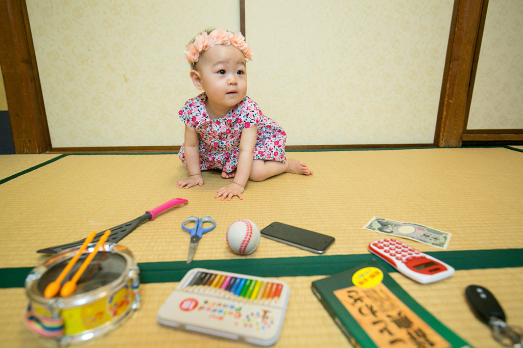 1歳を祝う初誕生の慣習 一升餅 と 選び取り の由来をご紹介